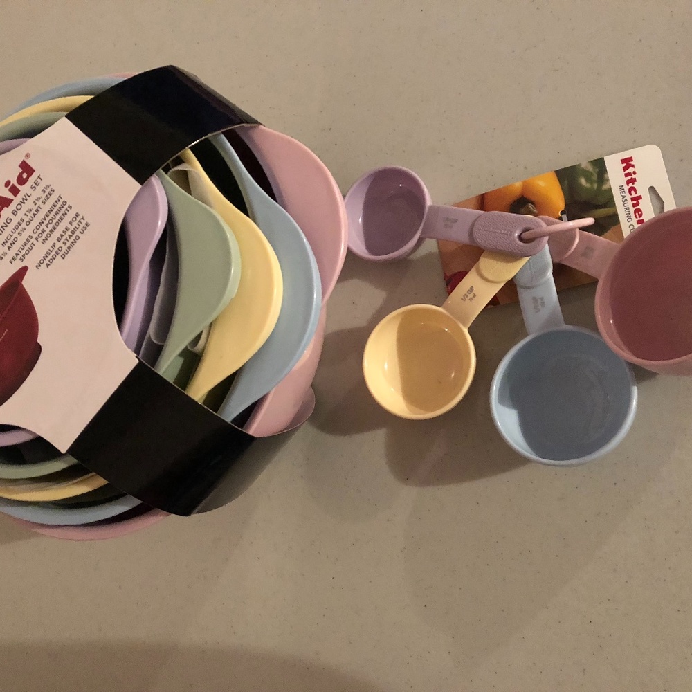 Kitchenaid bowls & measuring cups